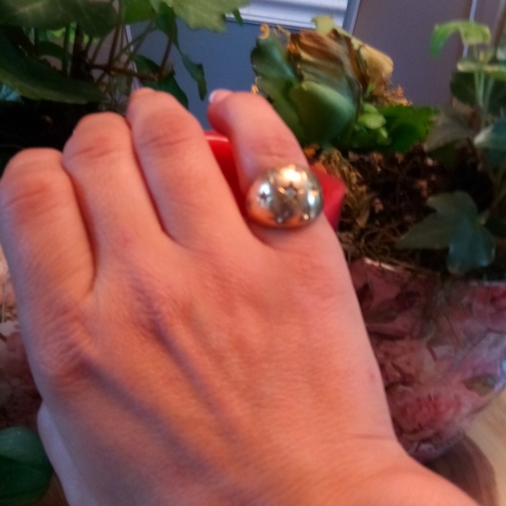Small gold filled ring roughly size 4